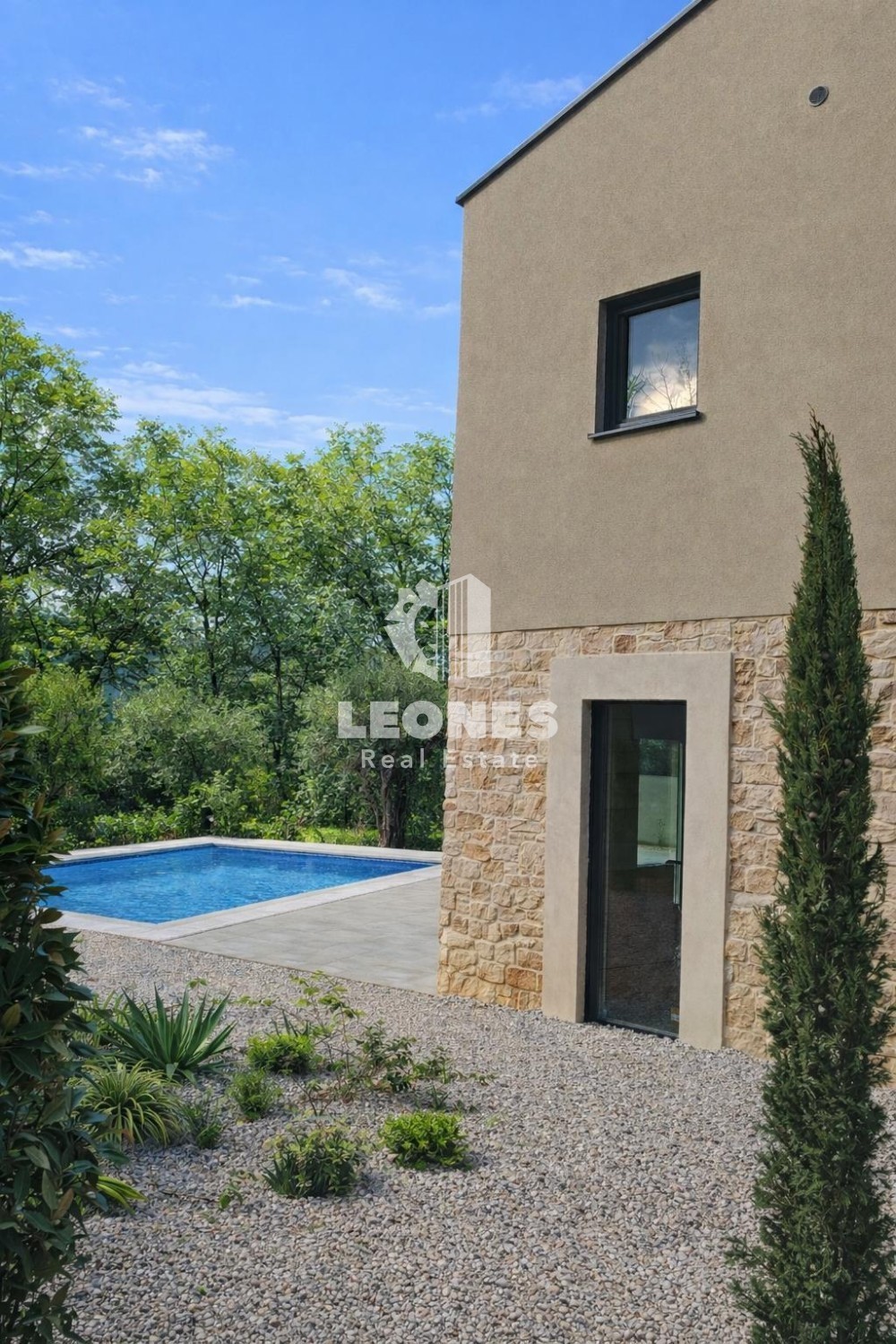 Samostojna hiša z bazenom v bližini Novigrada