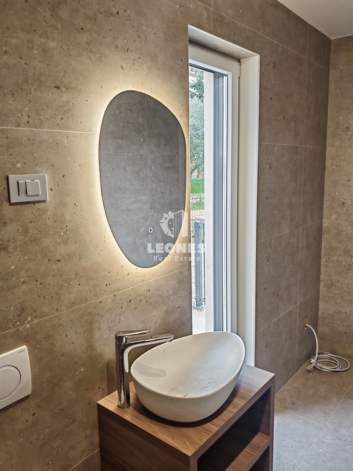 Samostojna hiša z bazenom v bližini Novigrada