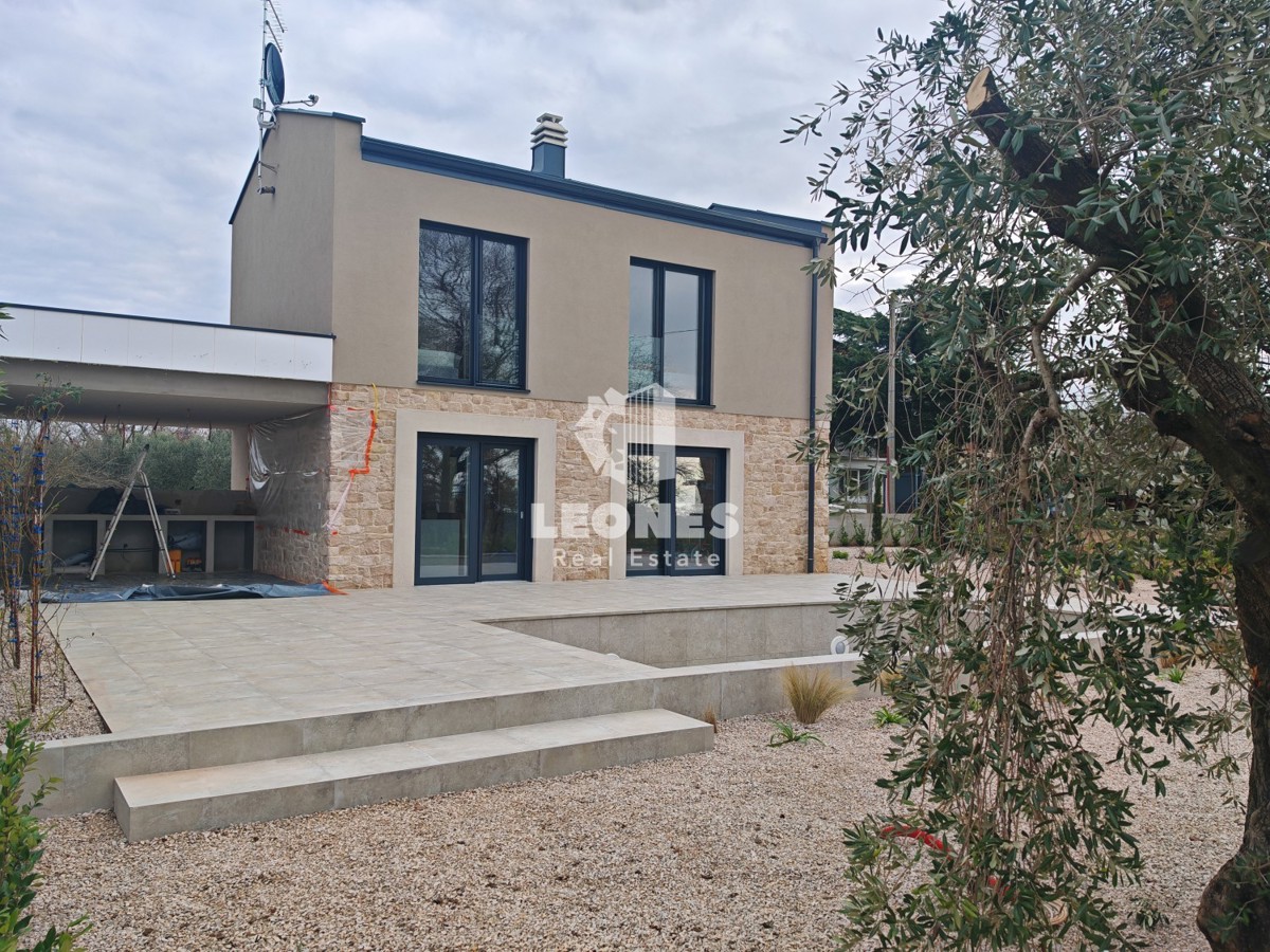 Samostojna hiša z bazenom v bližini Novigrada