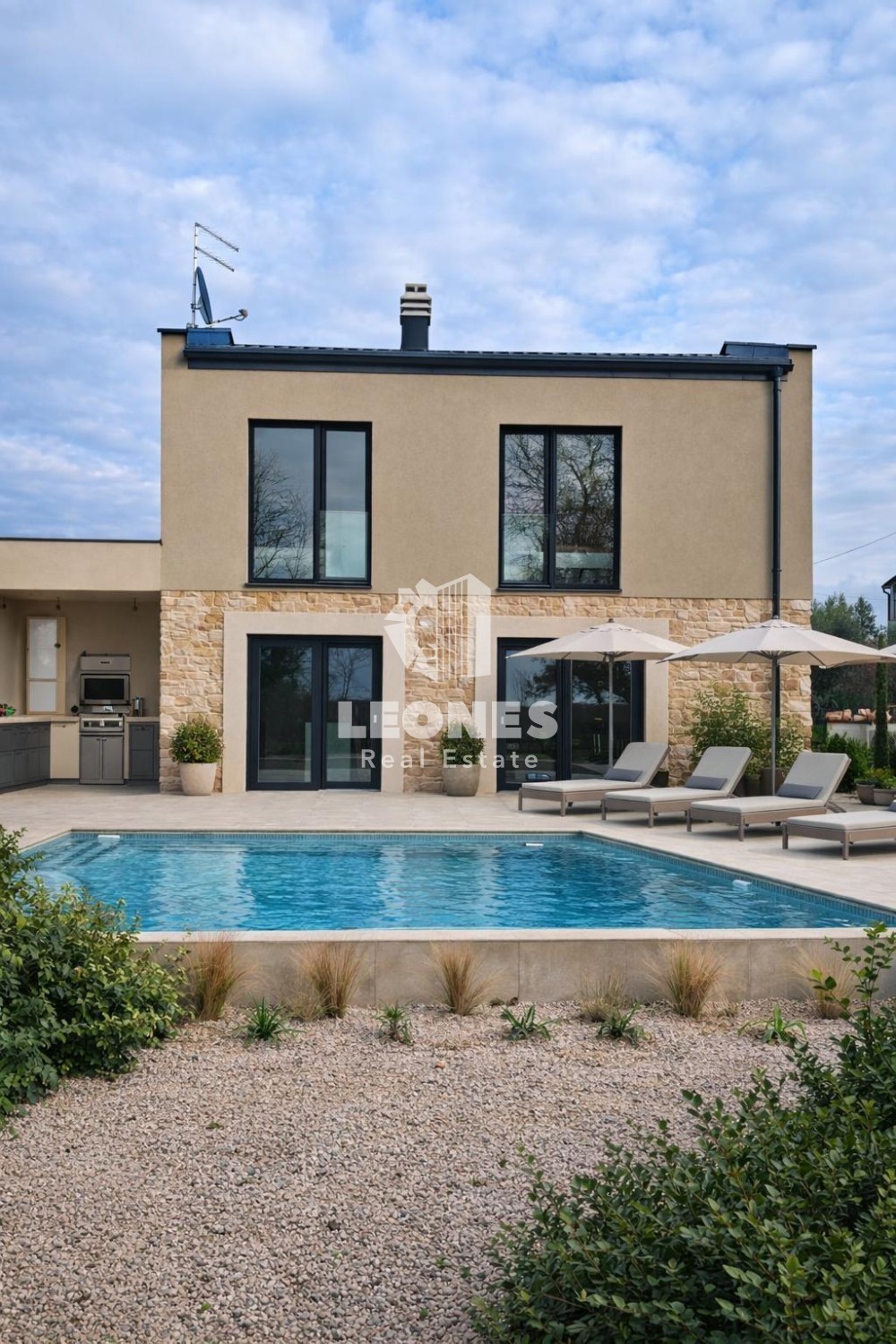 Samostojna hiša z bazenom v bližini Novigrada