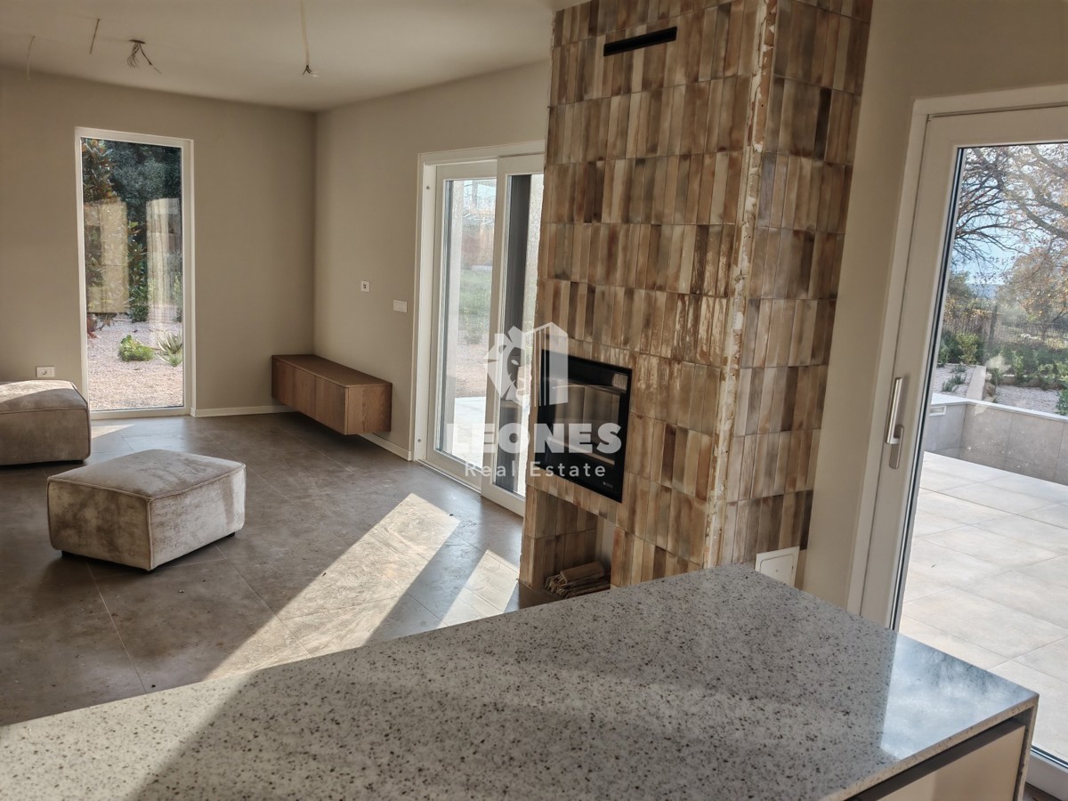 Samostojna hiša z bazenom v bližini Novigrada