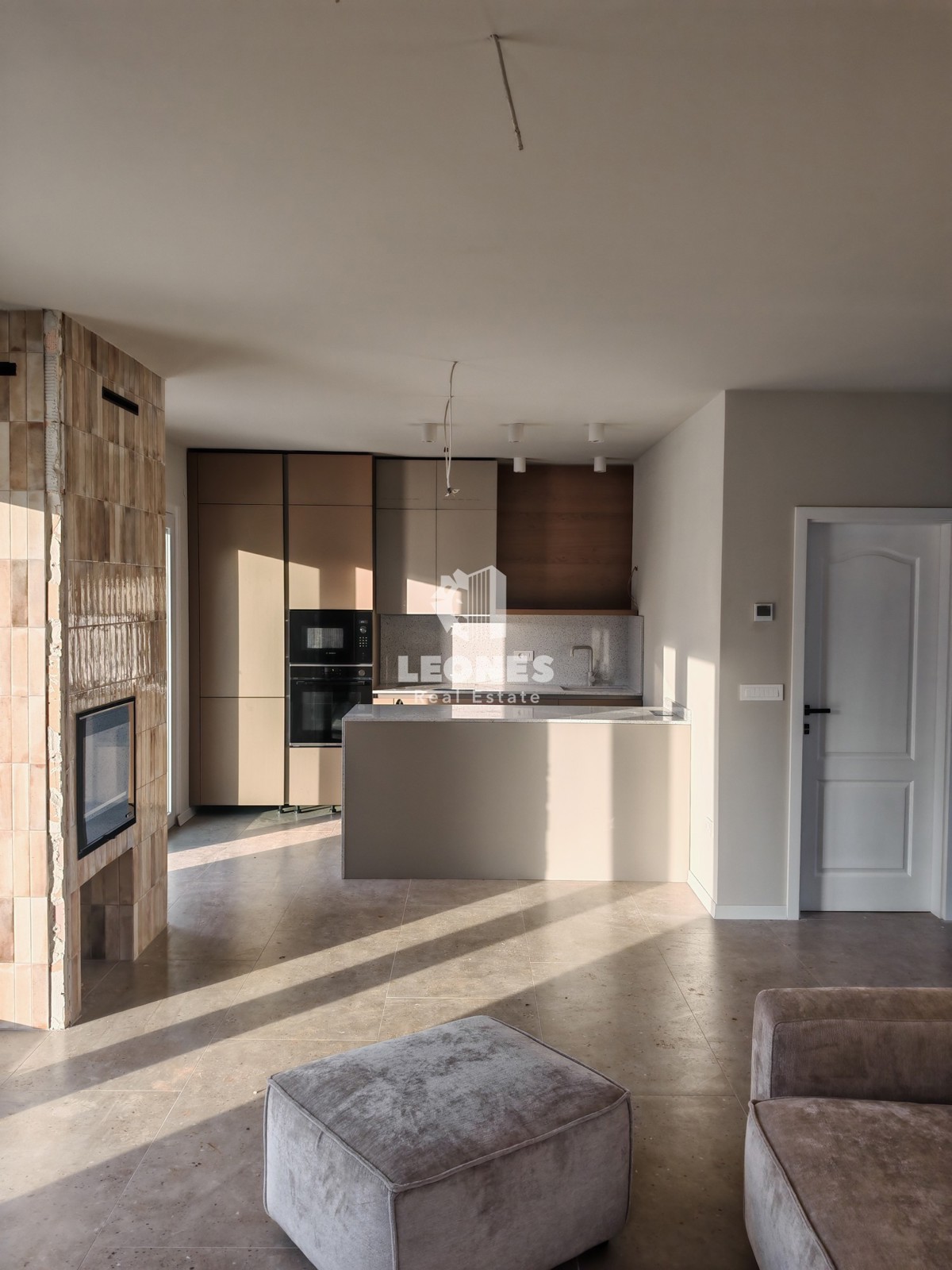 Samostojna hiša z bazenom v bližini Novigrada