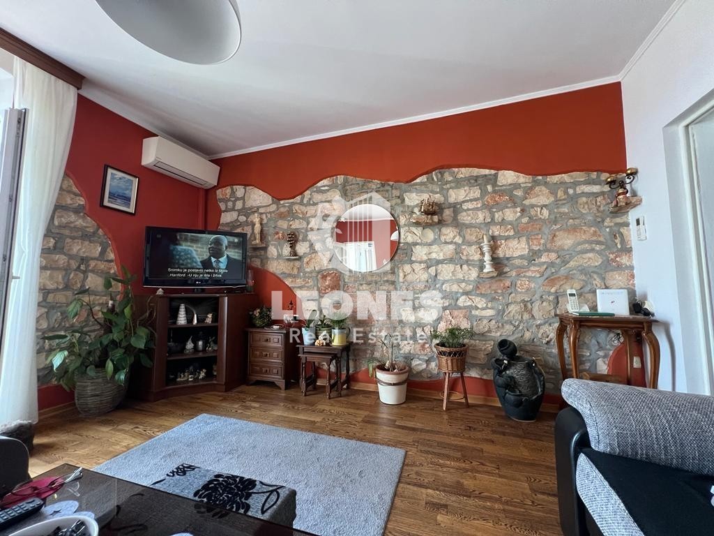 Kamnita hiša v prvi vrsti do morja v Umagu
