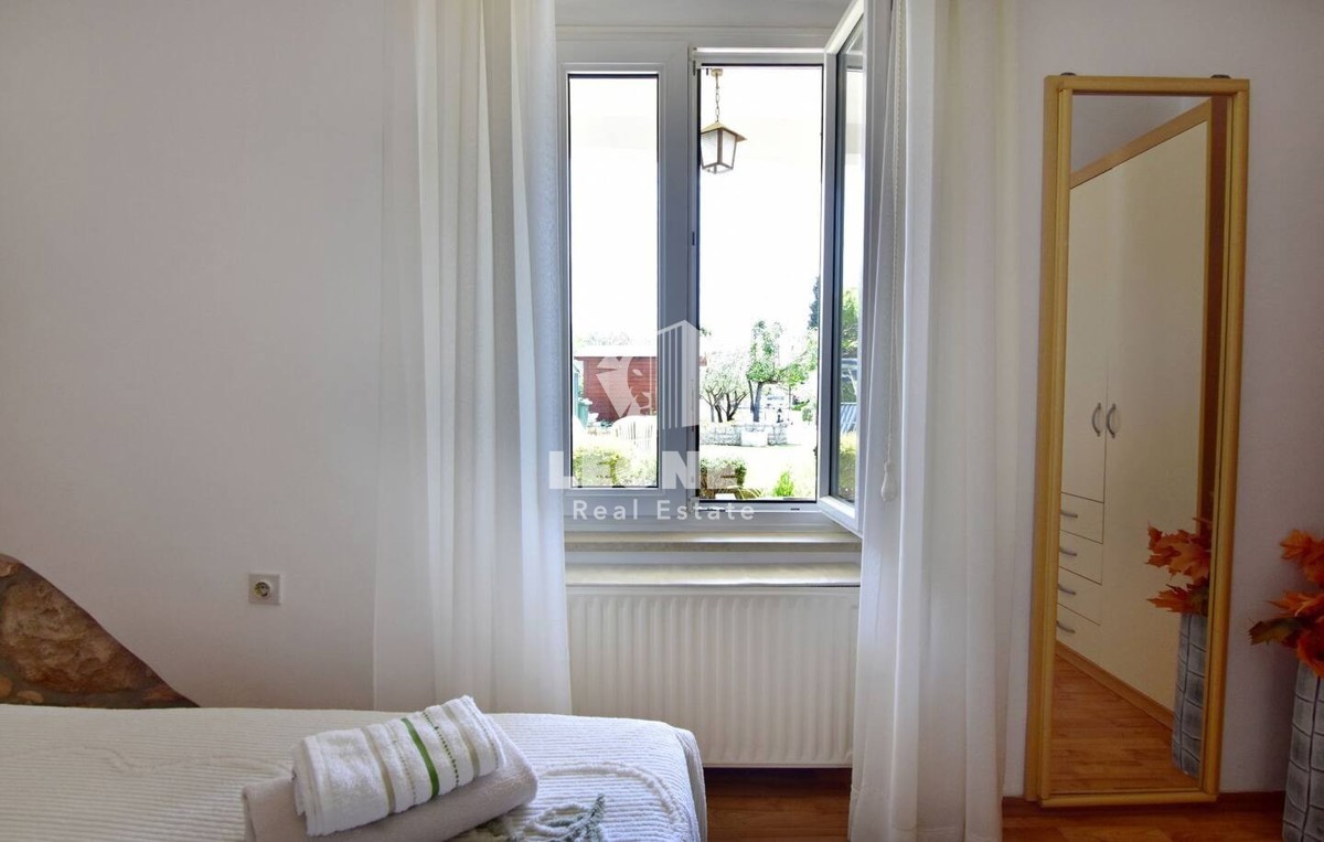 Kamnita hiša v prvi vrsti do morja v Umagu