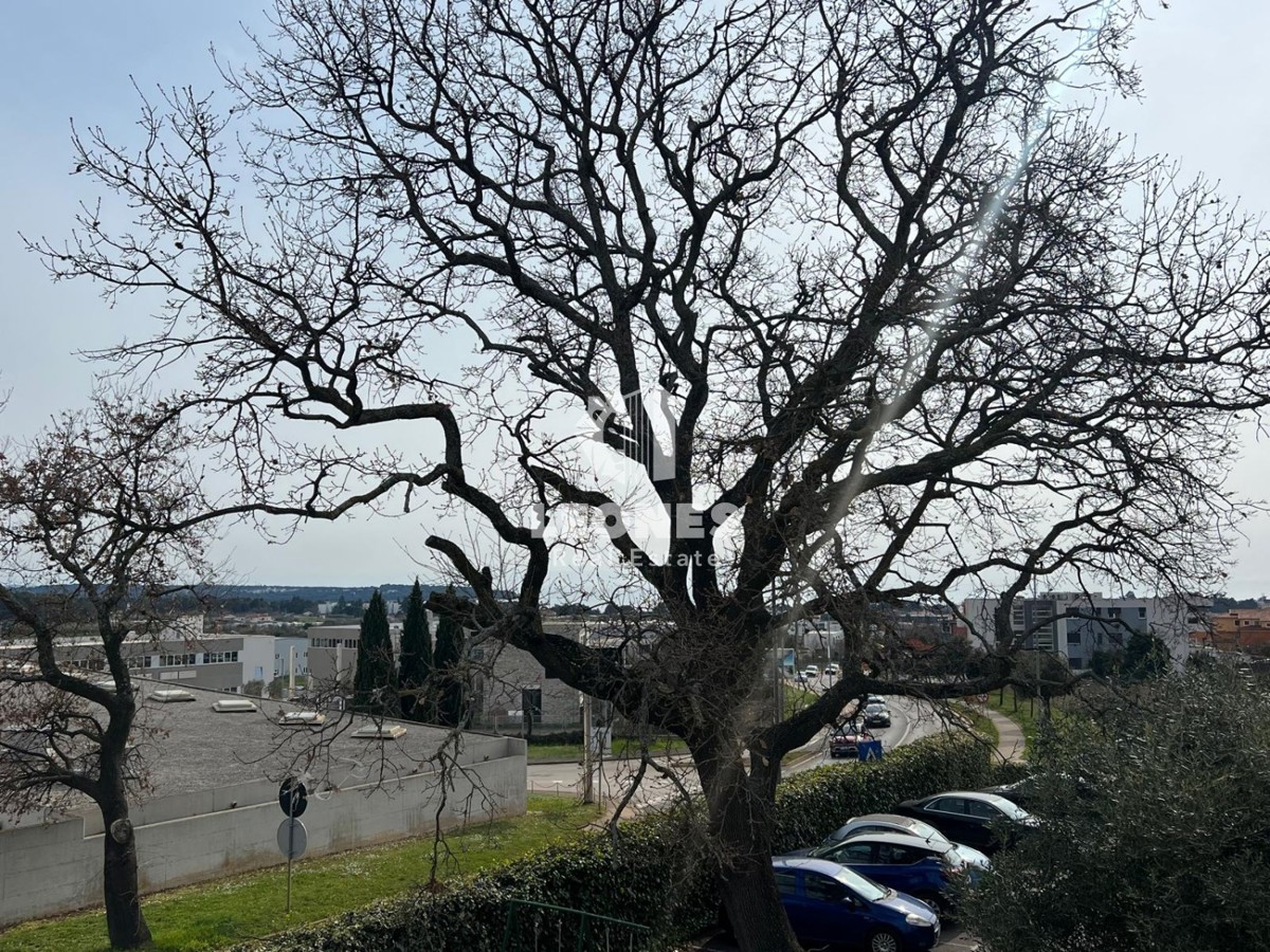 Kvalitetno stanovanje v prvem nadstropju v novogradnji s pogledom na morje na odlični lokaciji