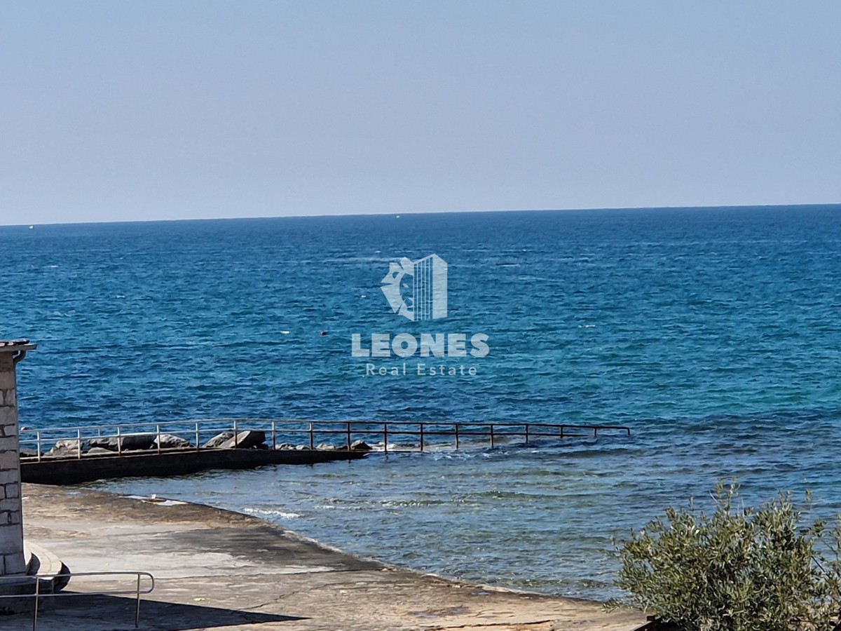 Stanovanje v novogradnji v drugi vrsti do morja v Umagu