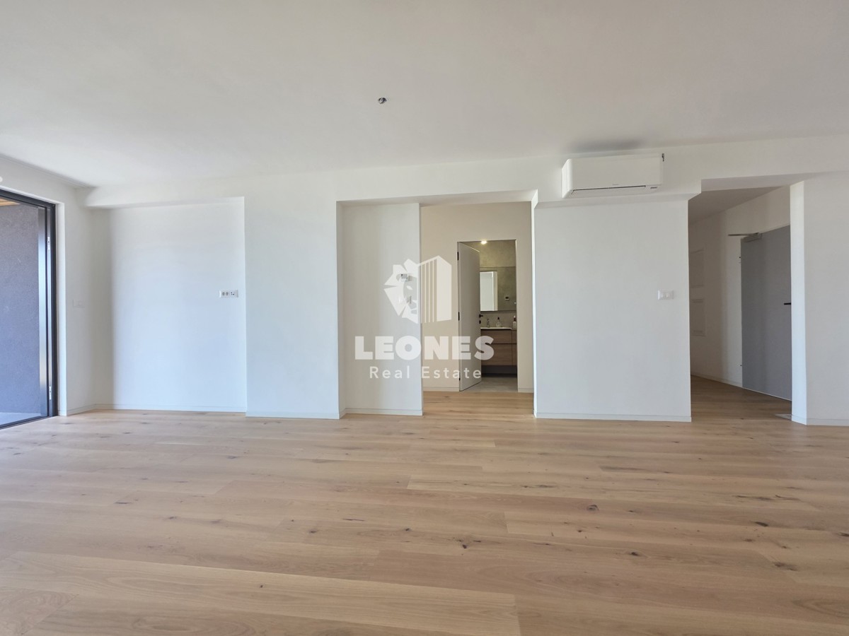 Stanovanje v novogradnji v drugi vrsti do morja v Umagu