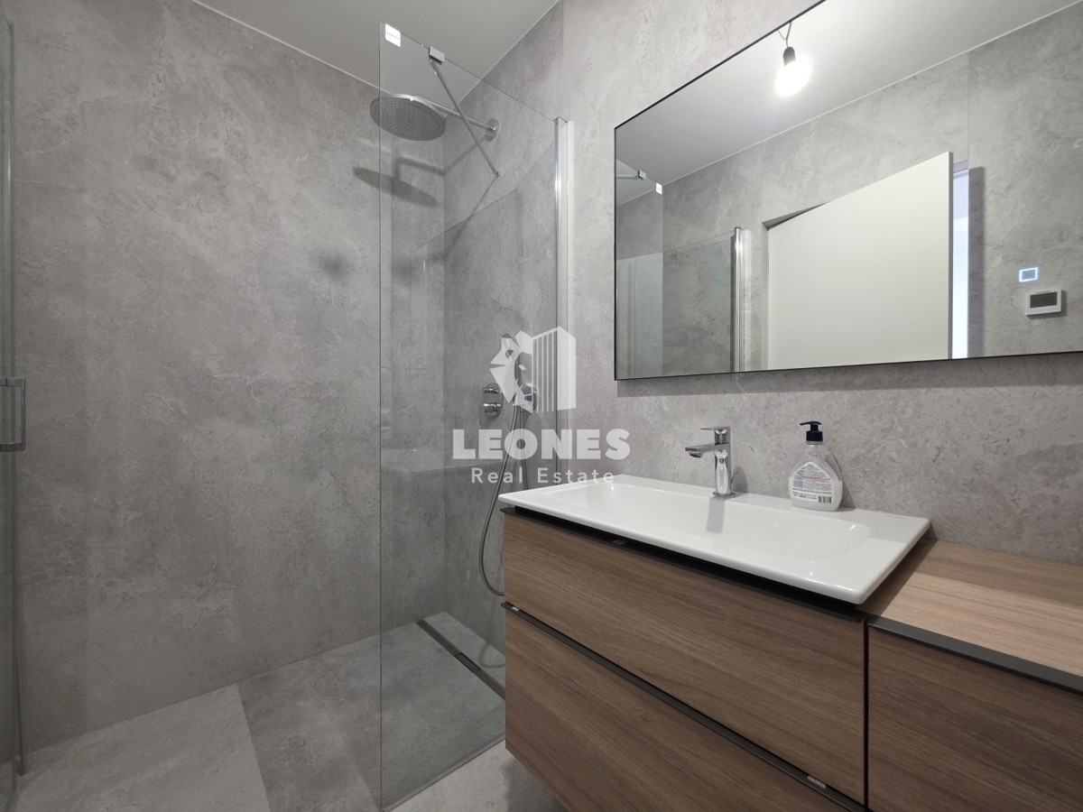 Stanovanje v novogradnji v drugi vrsti do morja v Umagu