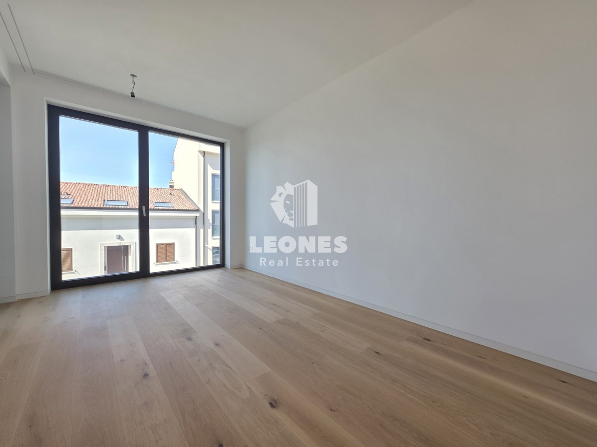 Stanovanje v novogradnji v drugi vrsti do morja v Umagu