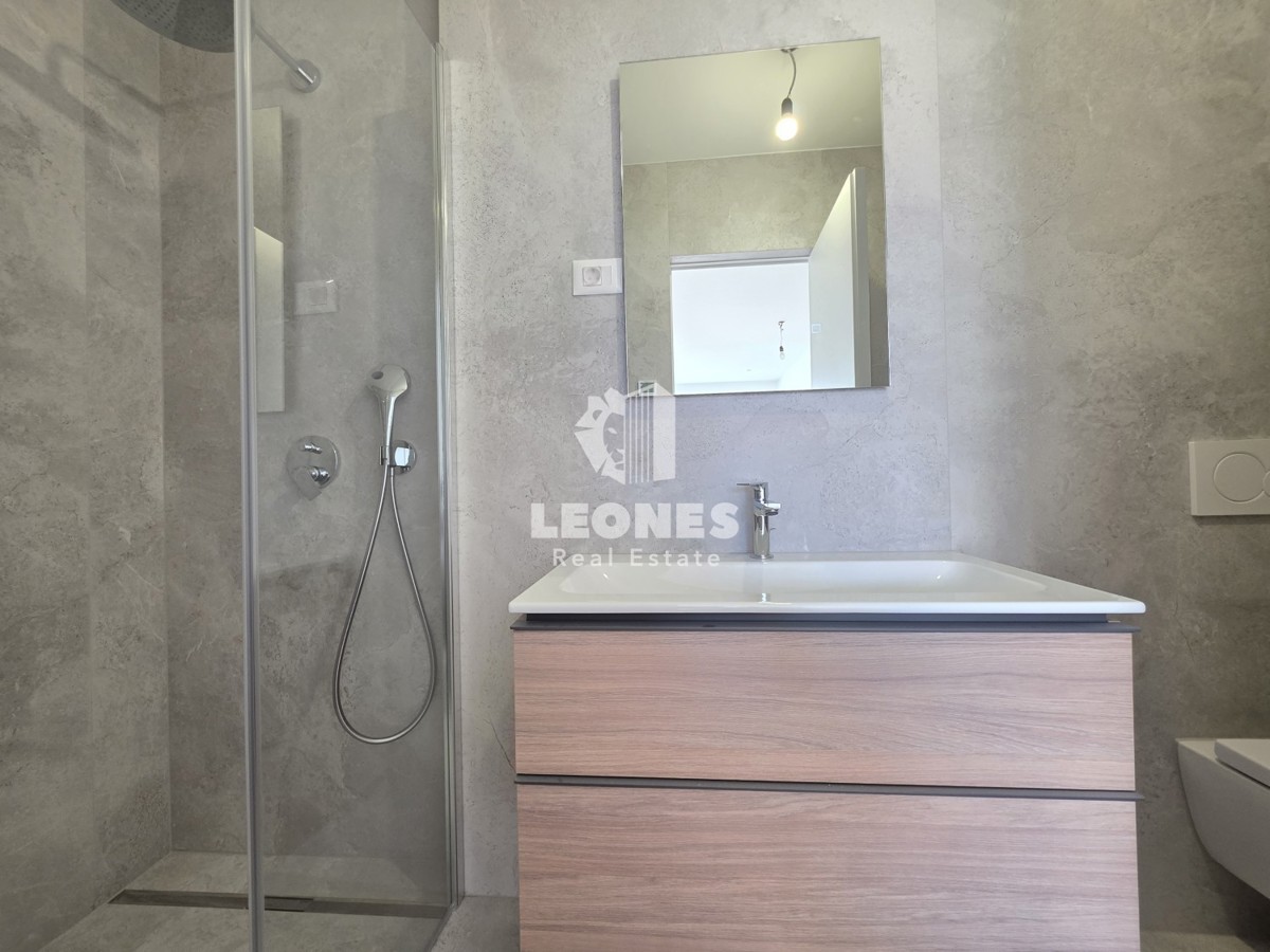 Stanovanje v novogradnji v drugi vrsti do morja v Umagu