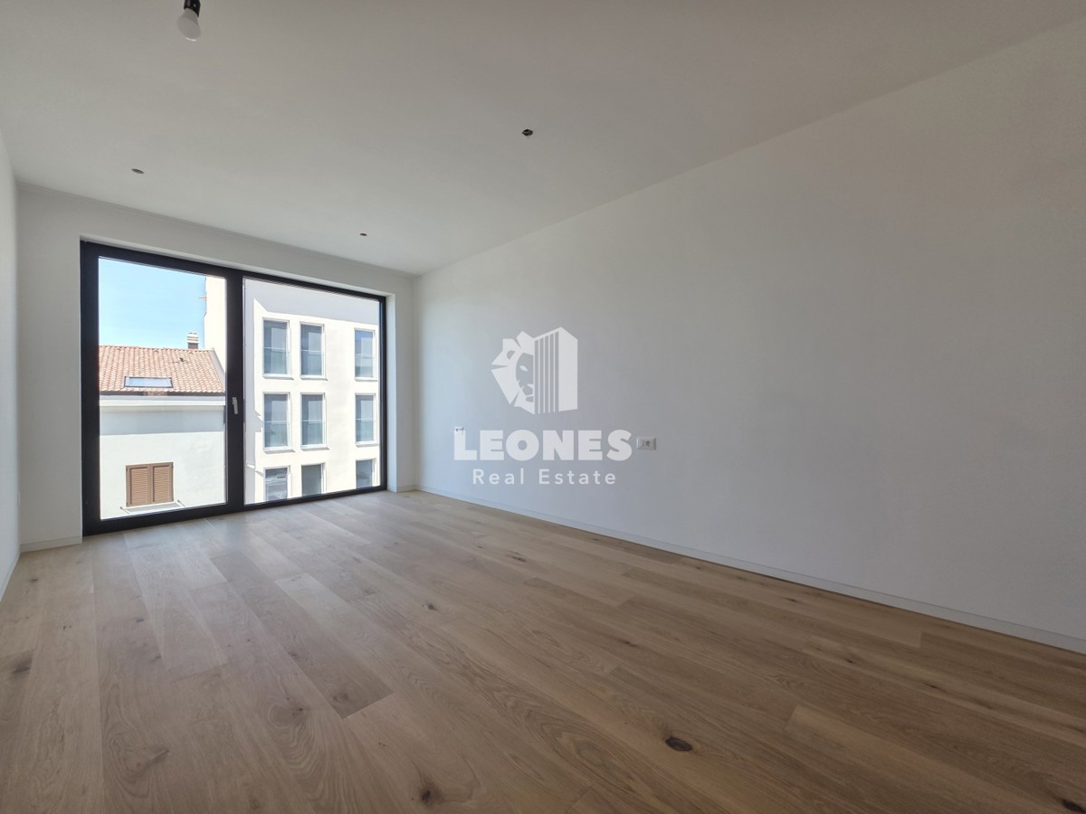 Stanovanje v novogradnji v drugi vrsti do morja v Umagu