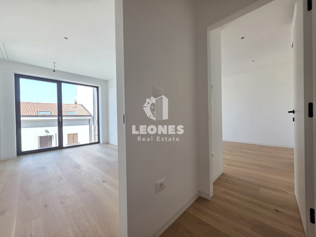 Stanovanje v novogradnji v drugi vrsti do morja v Umagu