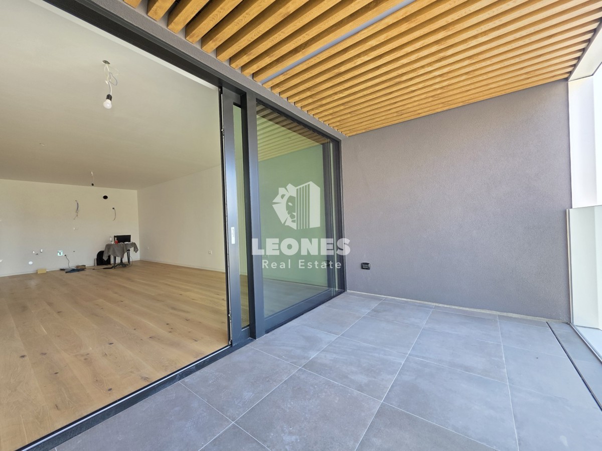 Stanovanje v novogradnji v drugi vrsti do morja v Umagu