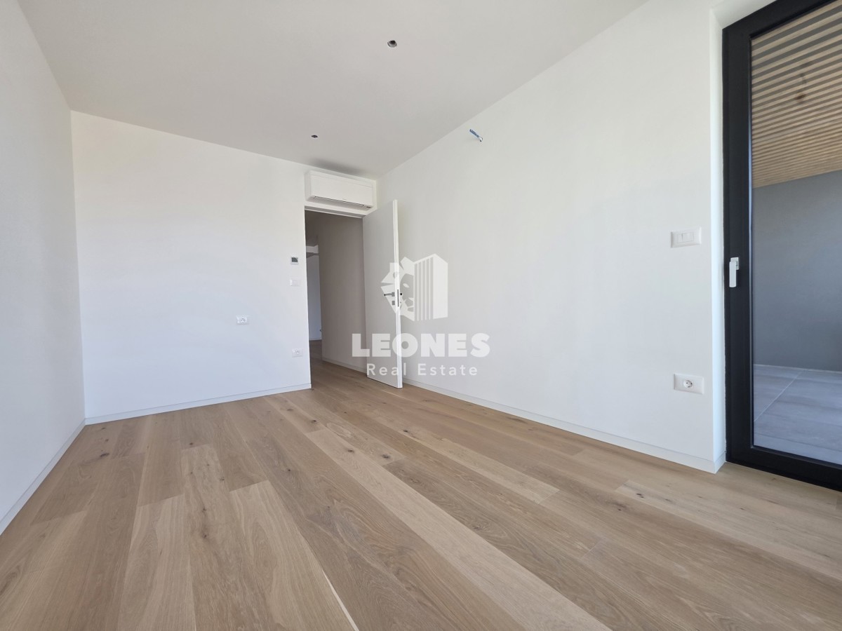 Stanovanje v novogradnji v drugi vrsti do morja v Umagu