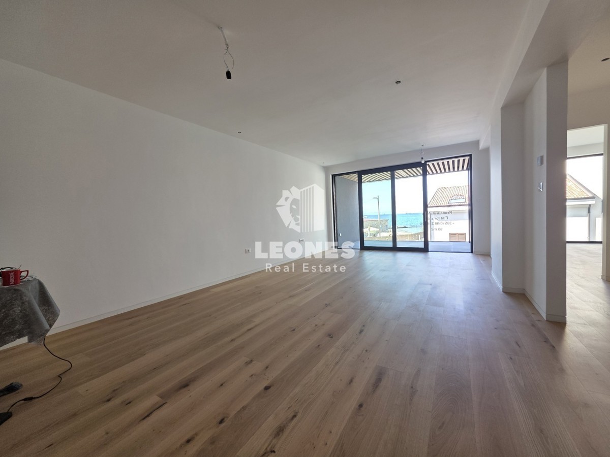 Stanovanje v novogradnji v drugi vrsti do morja v Umagu