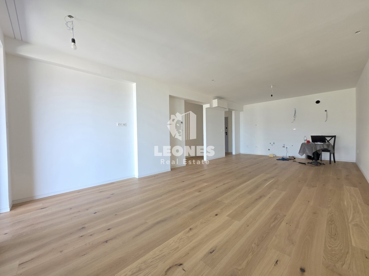 Stanovanje v novogradnji v drugi vrsti do morja v Umagu