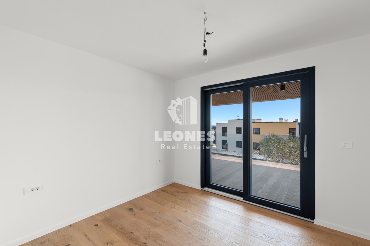 Stanovanje v prvem nadstropju s pogledom na morje in dvigalom v novogradnji v Novigradu