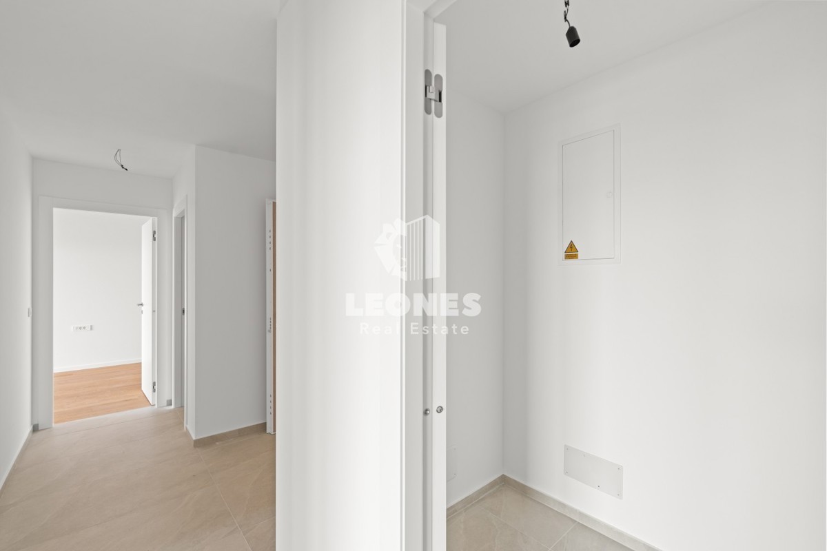 Stanovanje v prvem nadstropju s pogledom na morje in dvigalom v novogradnji v Novigradu