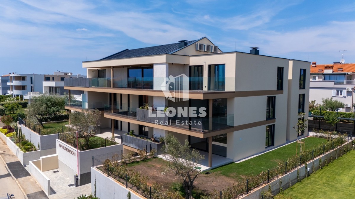 Stanovanje v prvem nadstropju s pogledom na morje in dvigalom v novogradnji v Novigradu