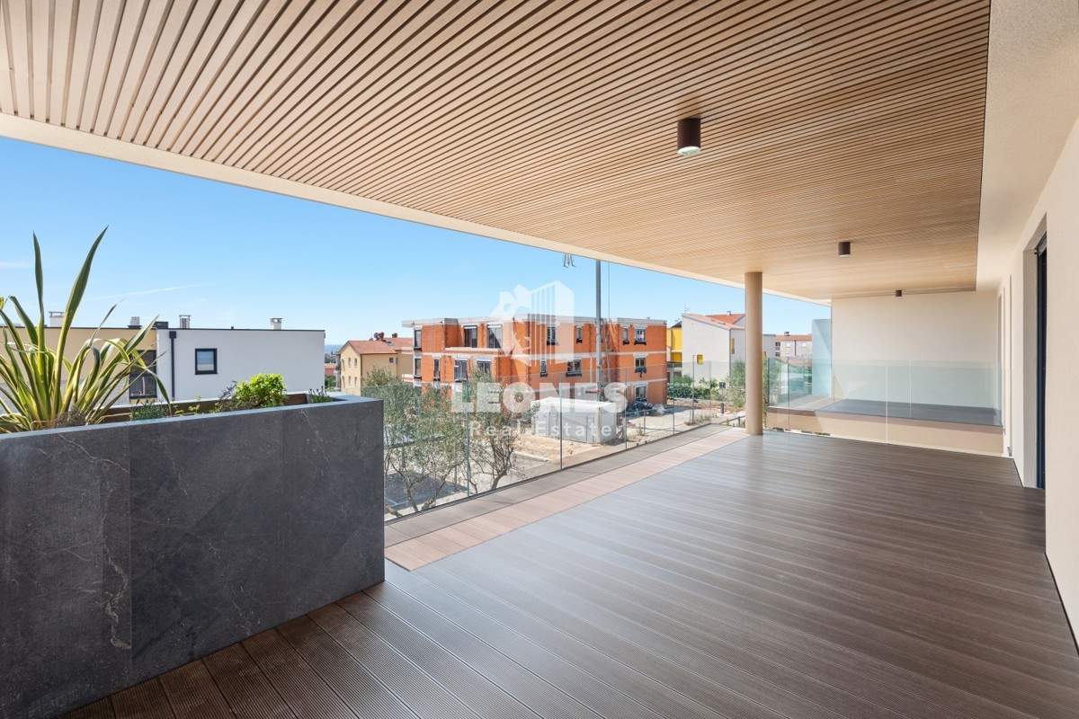 Stanovanje v prvem nadstropju s pogledom na morje in dvigalom v novogradnji v Novigradu