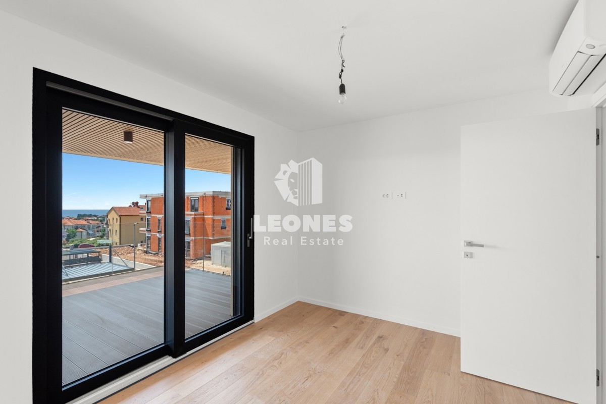 Stanovanje v prvem nadstropju s pogledom na morje in dvigalom v novogradnji v Novigradu