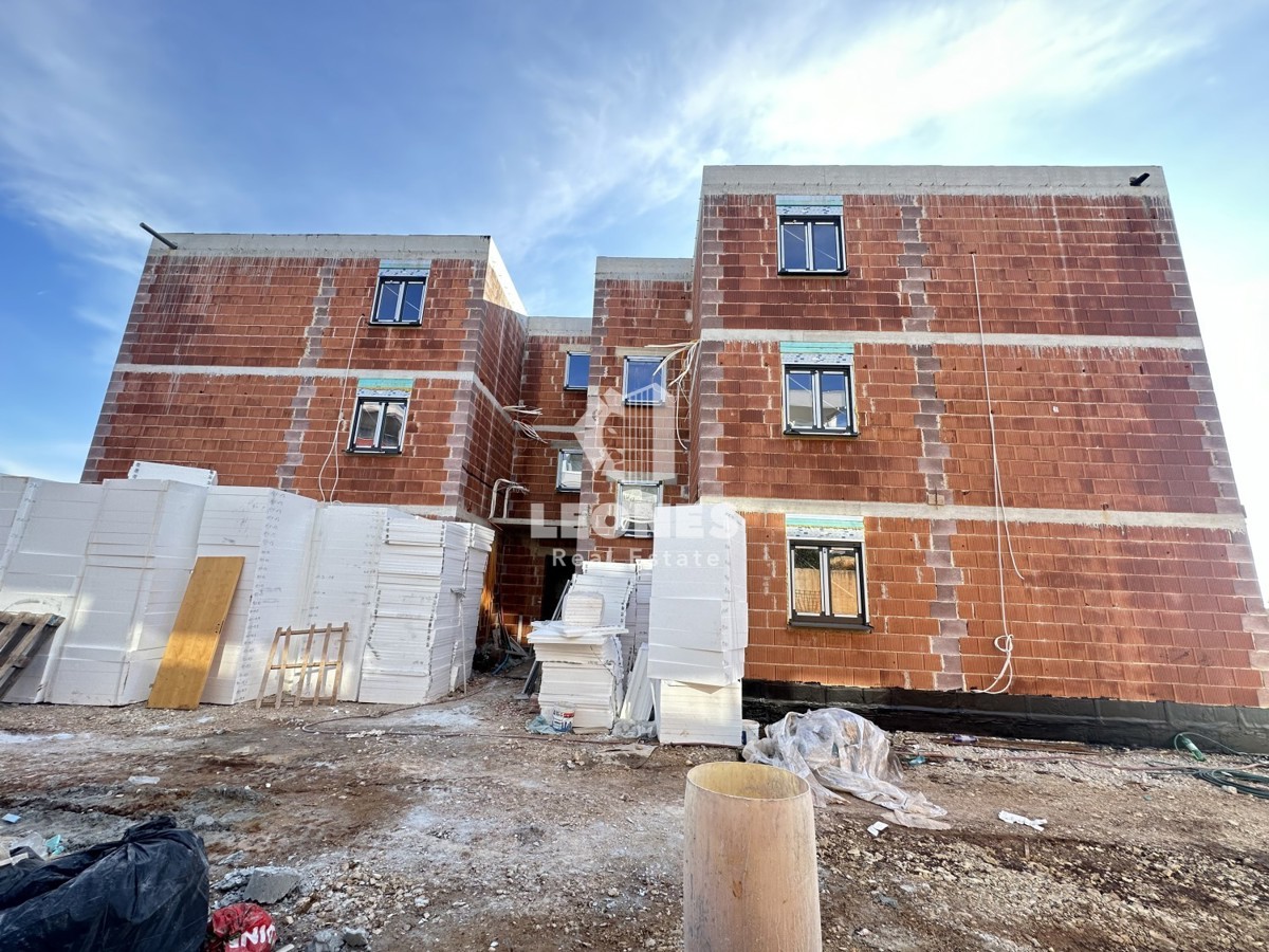 Apartma z bazenom na odlični lokaciji v Novigradu