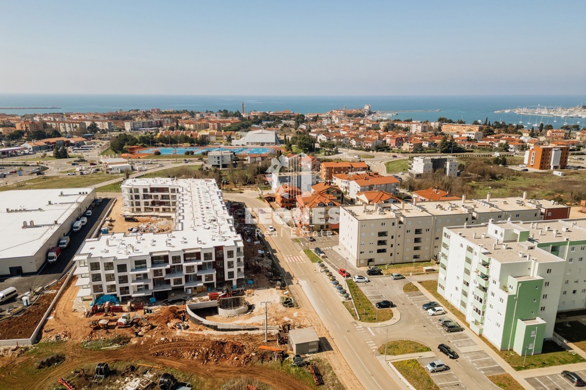 Pritlično stanovanje z vrtom v moderni novogradnji v Umagu