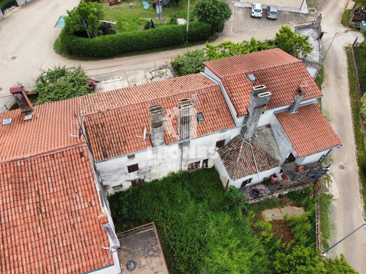 Hiša za prenovo na mirni lokaciji v Novigradu