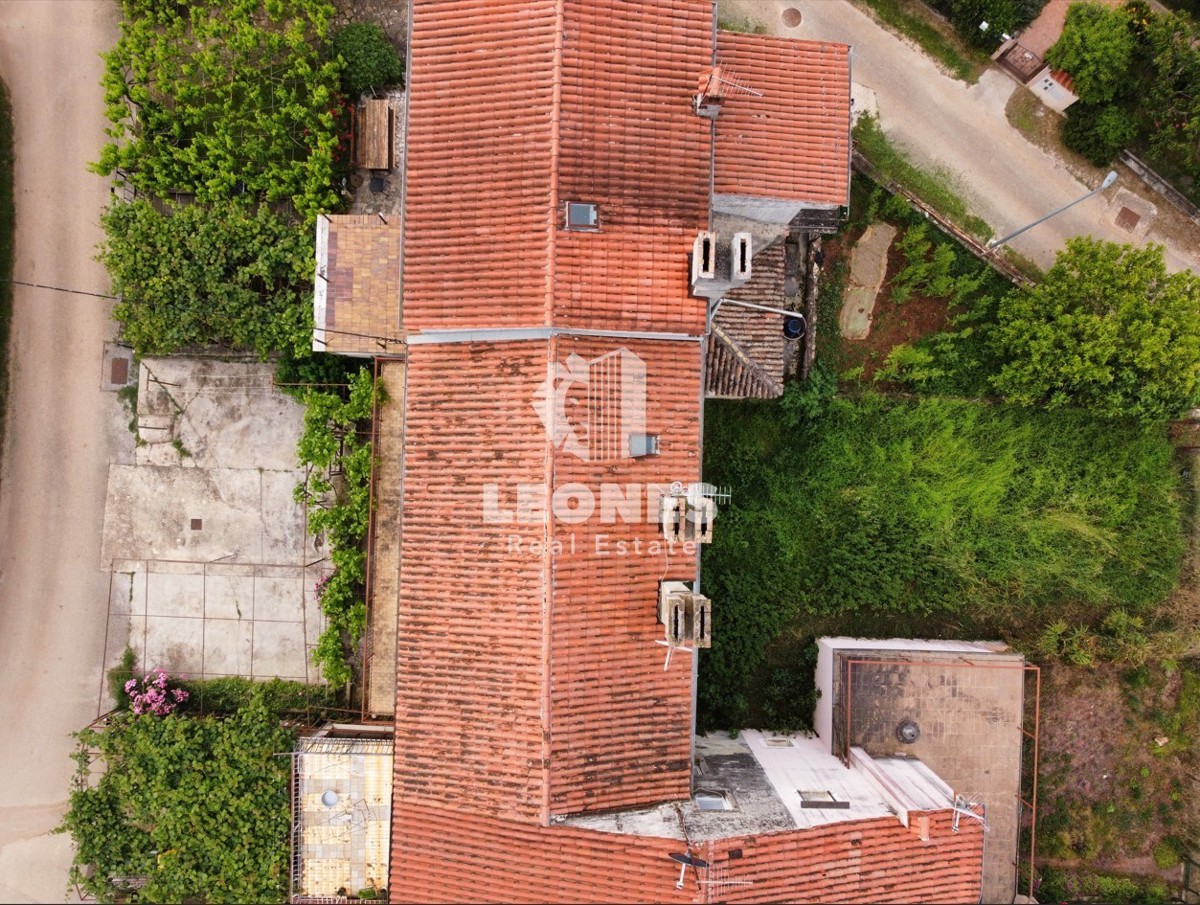 Hiša za prenovo na mirni lokaciji v Novigradu