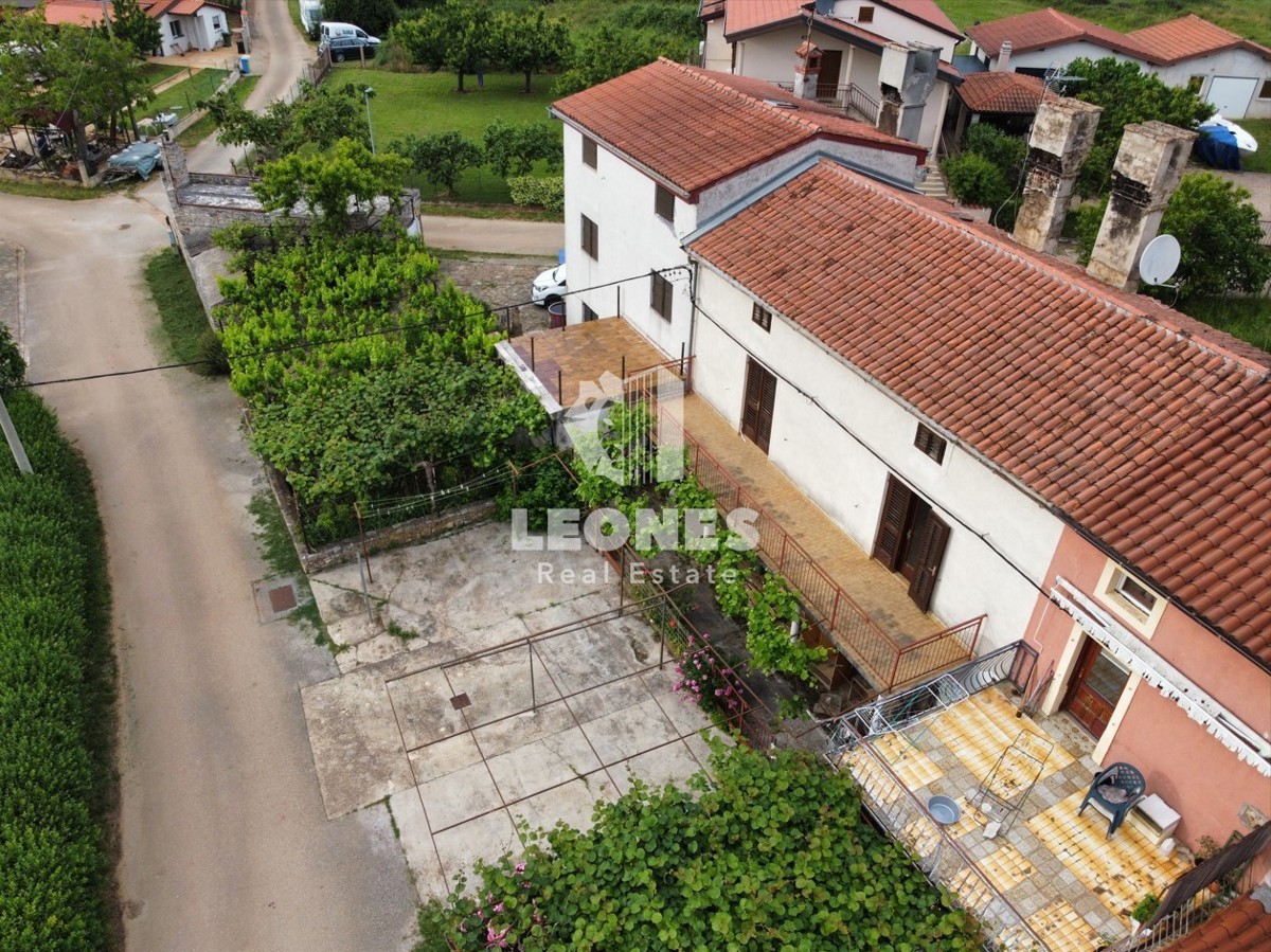 Hiša za prenovo na mirni lokaciji v Novigradu