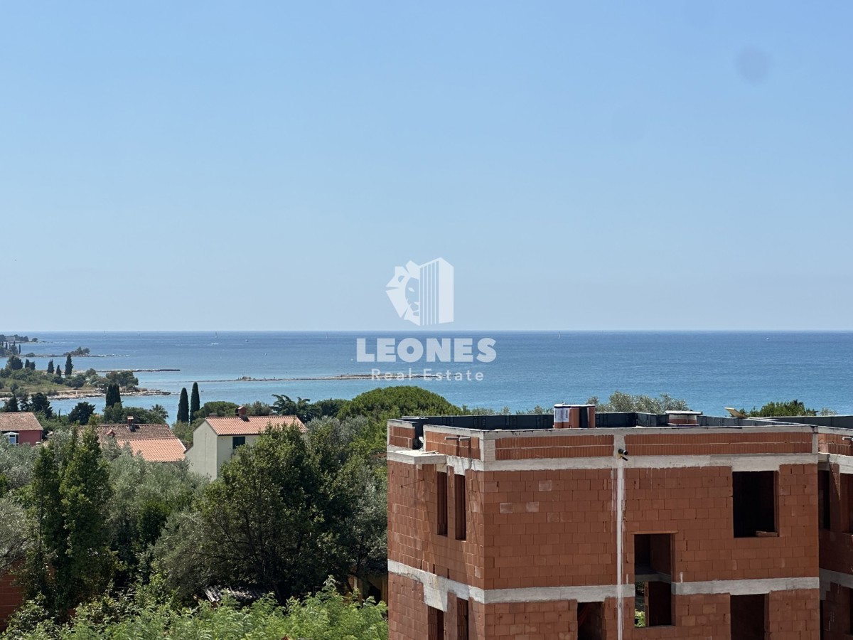 Udobno stanovanje s pogledom na morje in strešno teraso le 600 metrov od morja v Zambratiji