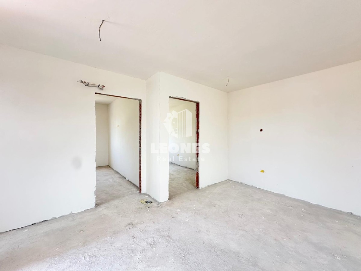 Udobno stanovanje s pogledom na morje in strešno teraso le 600 metrov od morja v Zambratiji