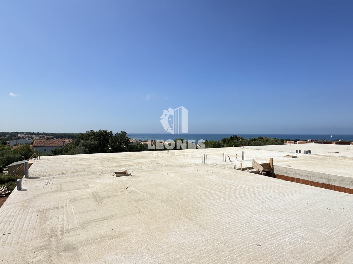 Udobno stanovanje s pogledom na morje in strešno teraso le 600 metrov od morja v Zambratiji