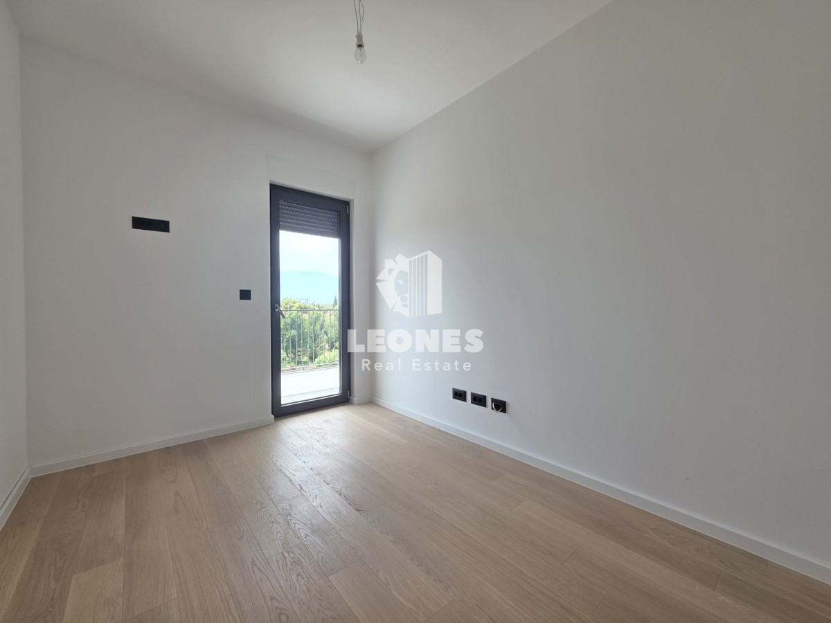 Apartma s tremi spalnicami in tremi parkirnimi mesti v kakovostni novogradnji v Umagu