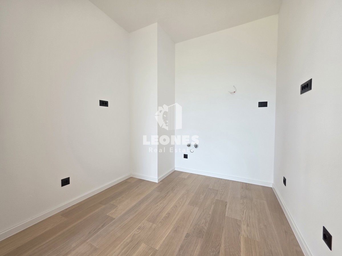 Apartma s tremi spalnicami in tremi parkirnimi mesti v kakovostni novogradnji v Umagu