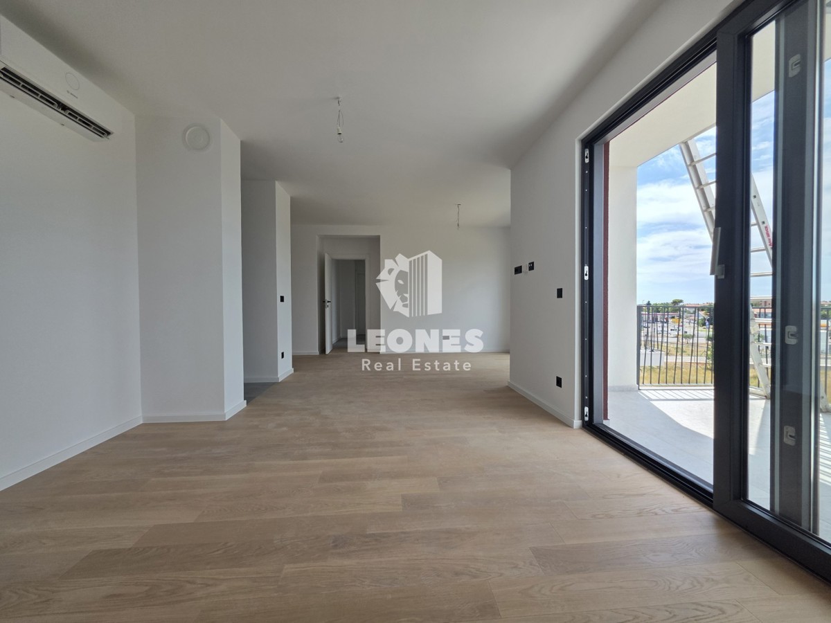 Apartma s tremi spalnicami in tremi parkirnimi mesti v kakovostni novogradnji v Umagu