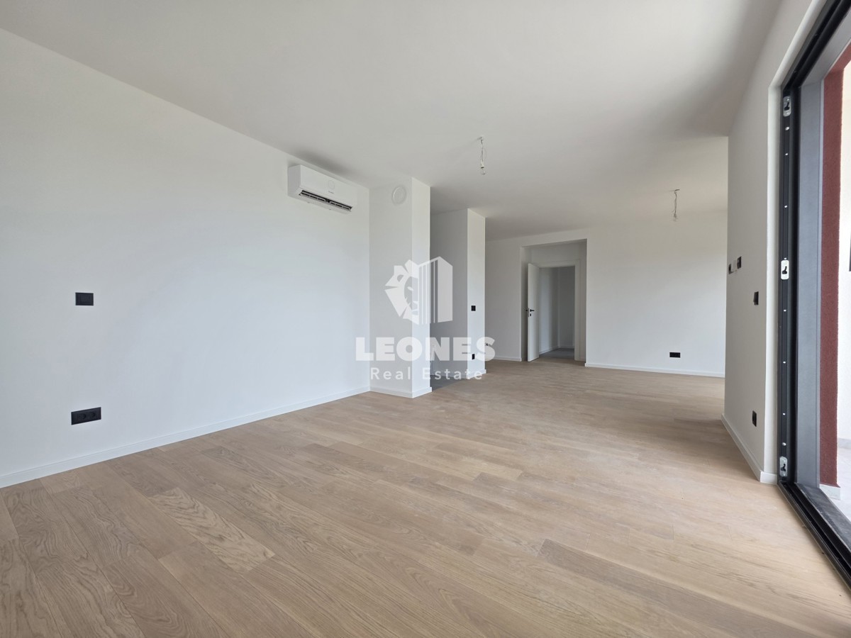 Apartma s tremi spalnicami in tremi parkirnimi mesti v kakovostni novogradnji v Umagu