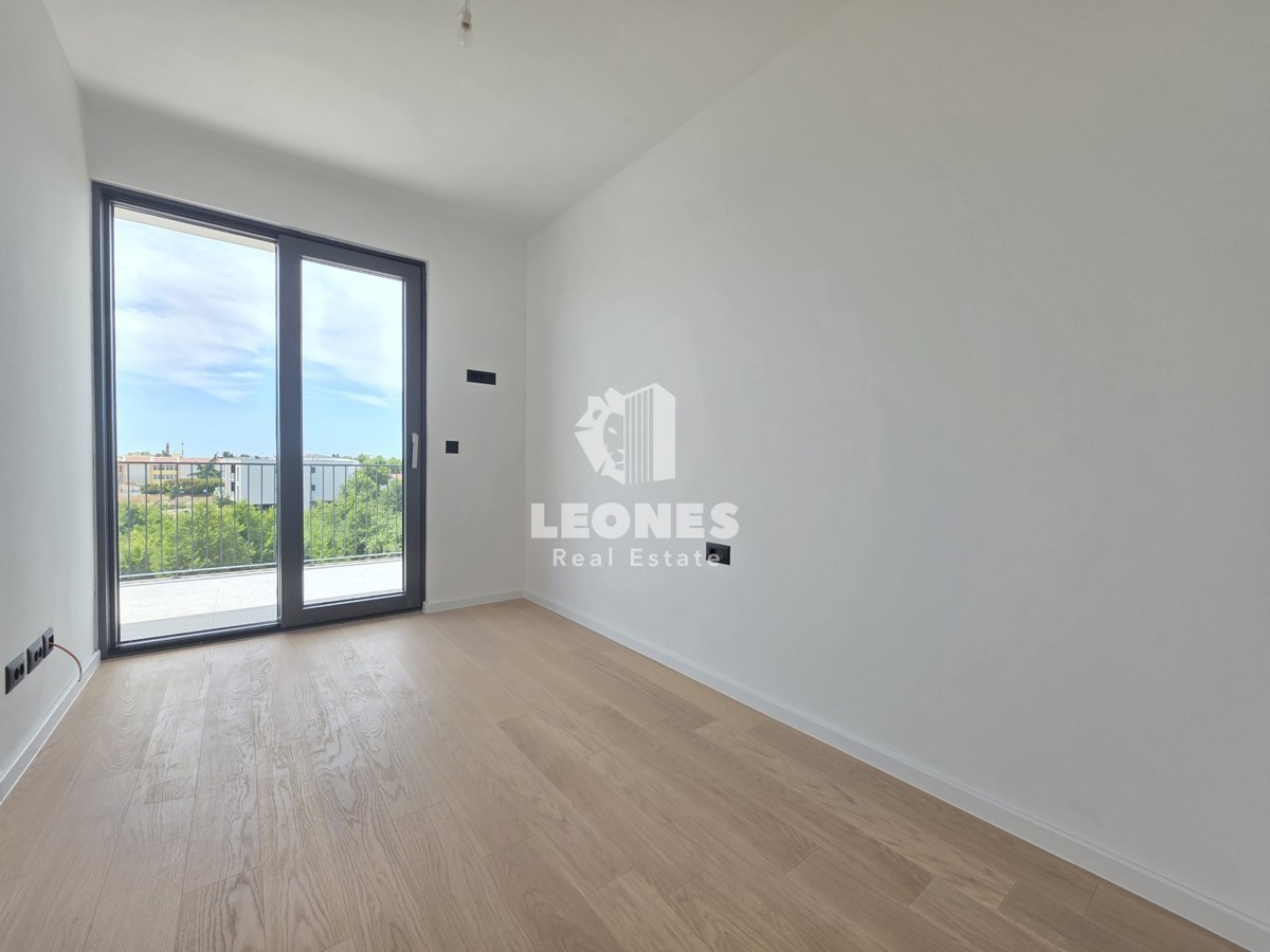Apartma s tremi spalnicami in tremi parkirnimi mesti v kakovostni novogradnji v Umagu