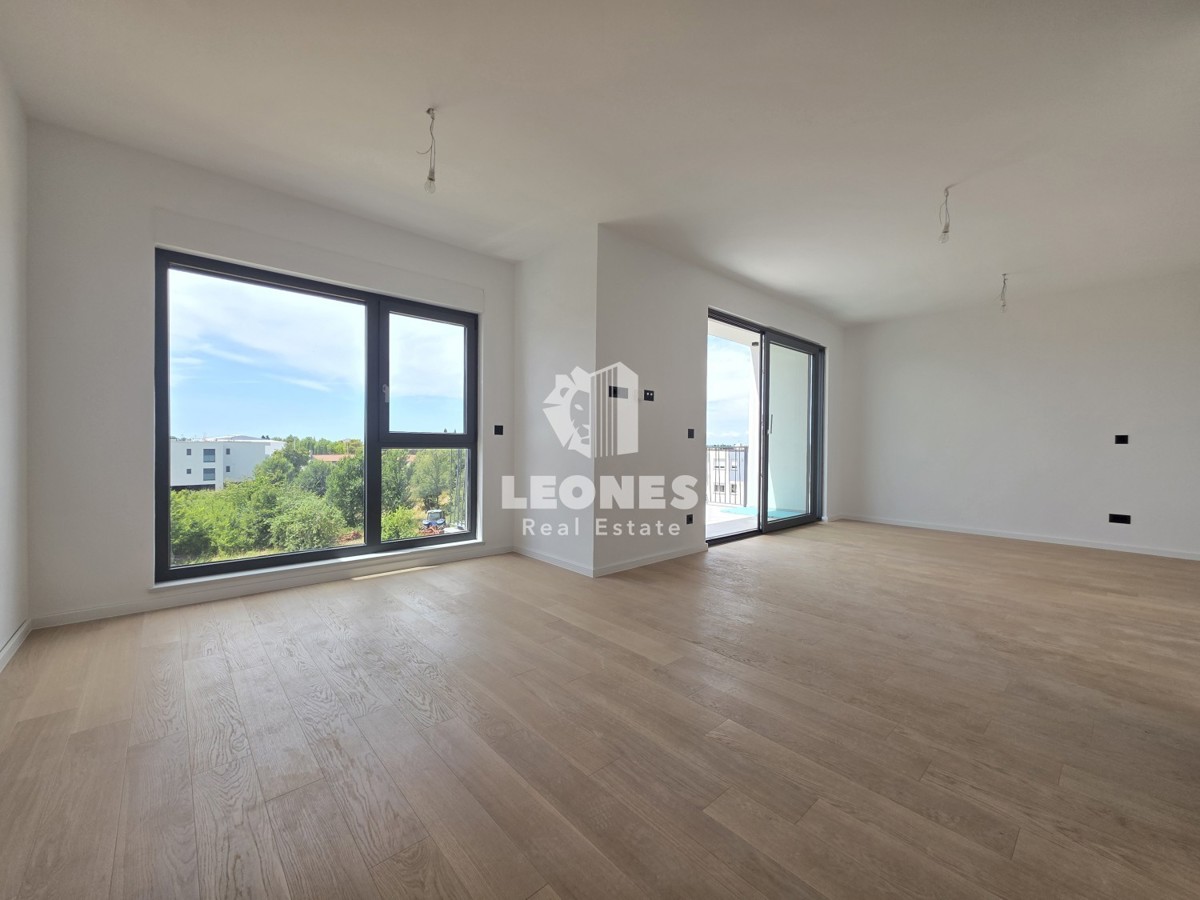Apartma s tremi spalnicami in tremi parkirnimi mesti v kakovostni novogradnji v Umagu
