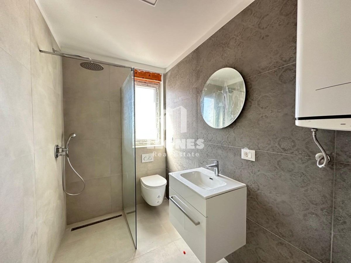 Dupleks stanovanje z ločenim vhodom in velikim dvoriščem v bližini Poreča s pogledom na morje