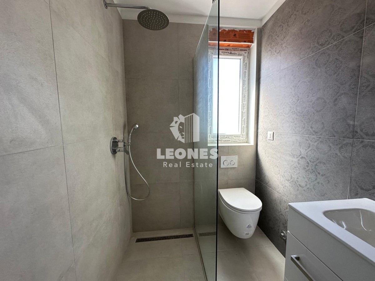 Dupleks stanovanje z ločenim vhodom in velikim dvoriščem v bližini Poreča s pogledom na morje