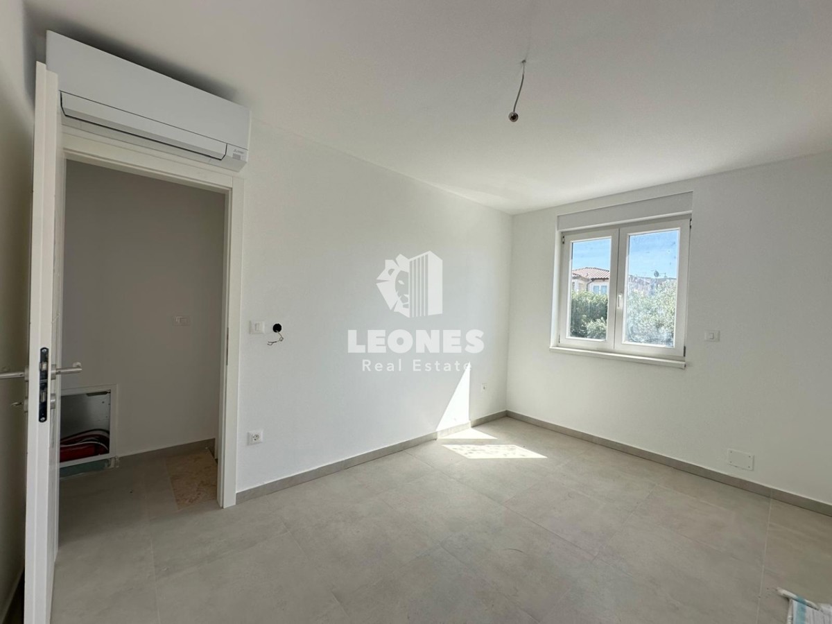 Dupleks stanovanje z ločenim vhodom in velikim dvoriščem v bližini Poreča s pogledom na morje