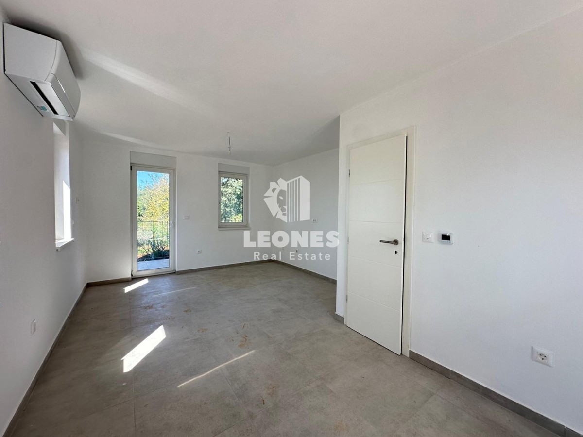 Dupleks stanovanje z ločenim vhodom in velikim dvoriščem v bližini Poreča s pogledom na morje