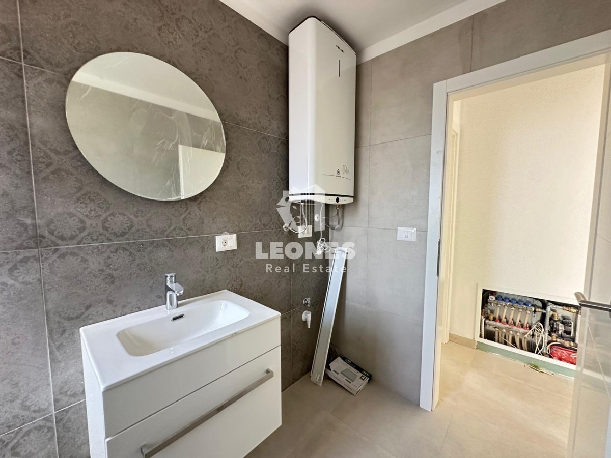 Dupleks stanovanje z ločenim vhodom in velikim dvoriščem v bližini Poreča s pogledom na morje