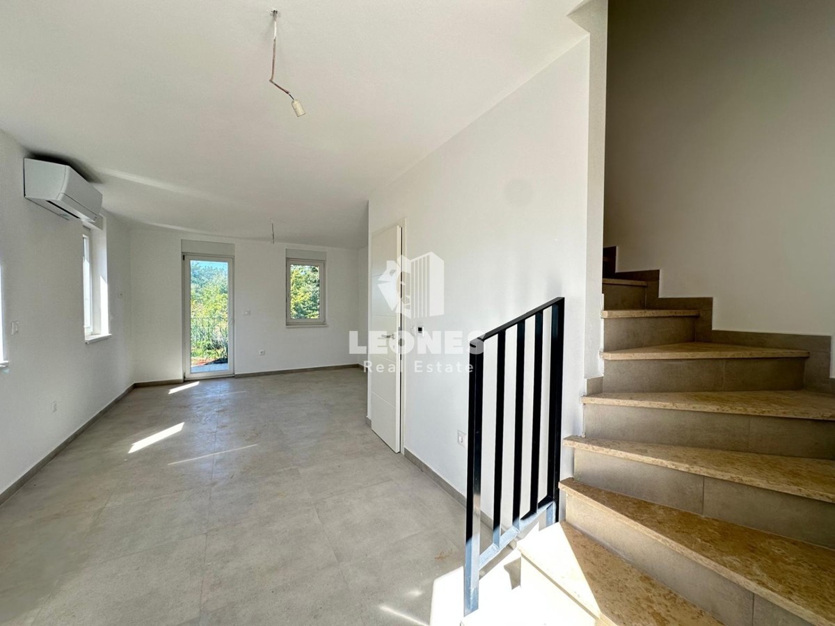 Dupleks stanovanje z ločenim vhodom in velikim dvoriščem v bližini Poreča s pogledom na morje