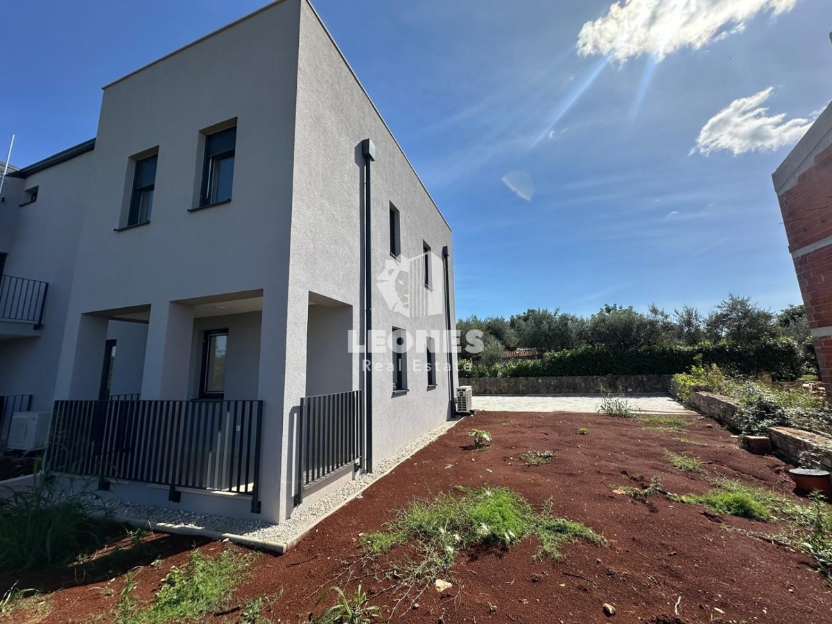 Dupleks stanovanje z ločenim vhodom in velikim dvoriščem v bližini Poreča s pogledom na morje