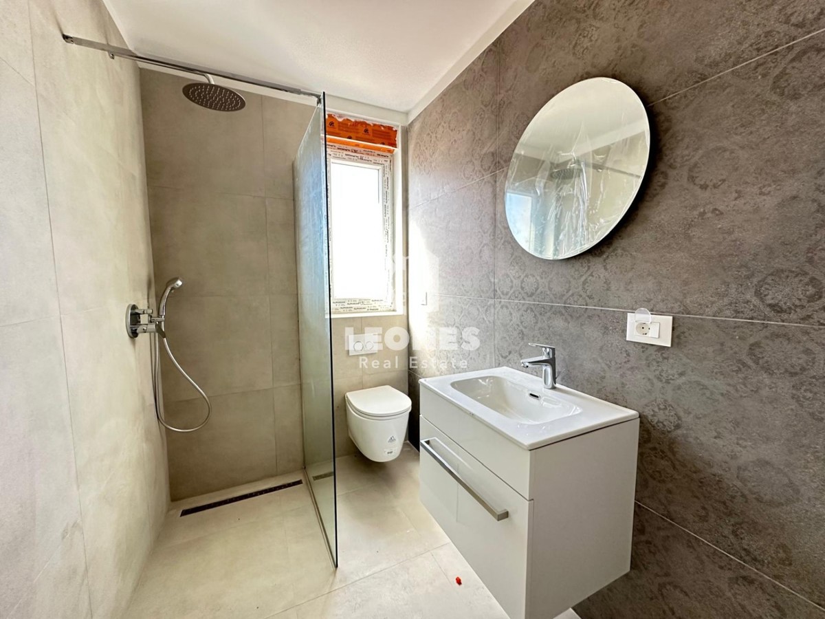 Dupleks stanovanje z ločenim vhodom in velikim dvoriščem v bližini Poreča s pogledom na morje