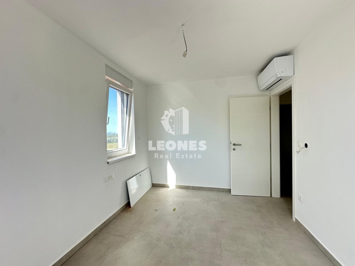 Dupleks stanovanje z ločenim vhodom in velikim dvoriščem v bližini Poreča s pogledom na morje