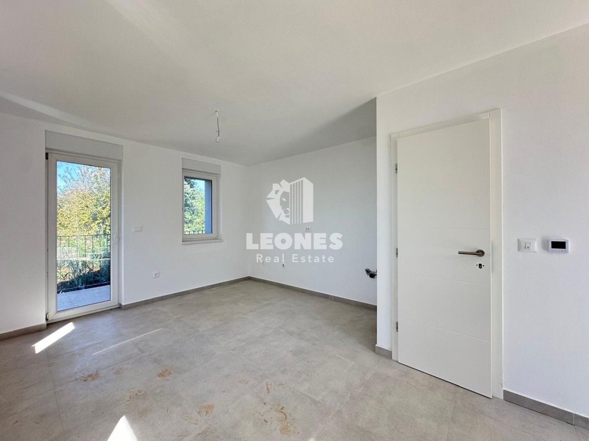 Dupleks stanovanje z ločenim vhodom in velikim dvoriščem v bližini Poreča s pogledom na morje