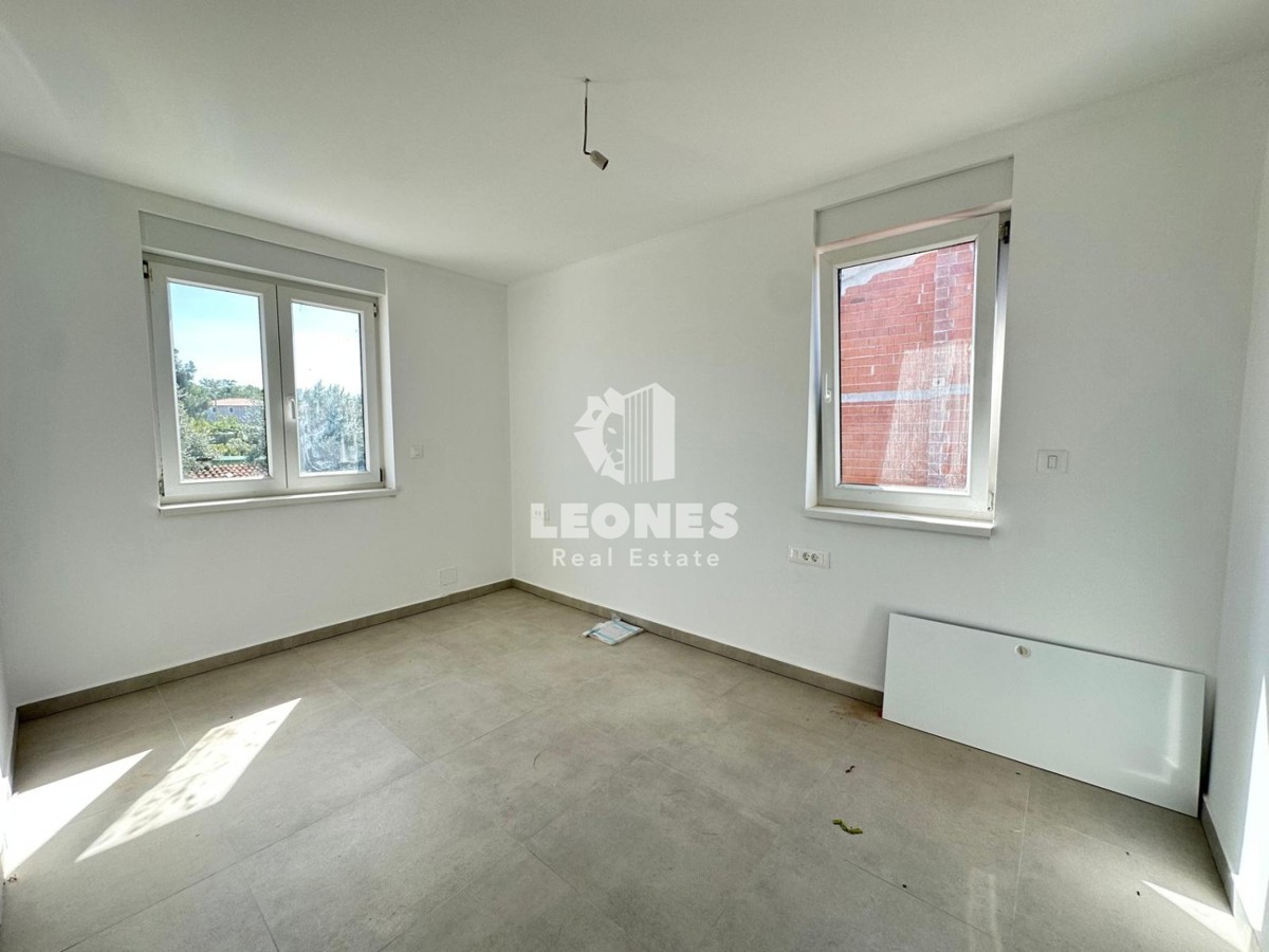 Dupleks stanovanje z ločenim vhodom in velikim dvoriščem v bližini Poreča s pogledom na morje